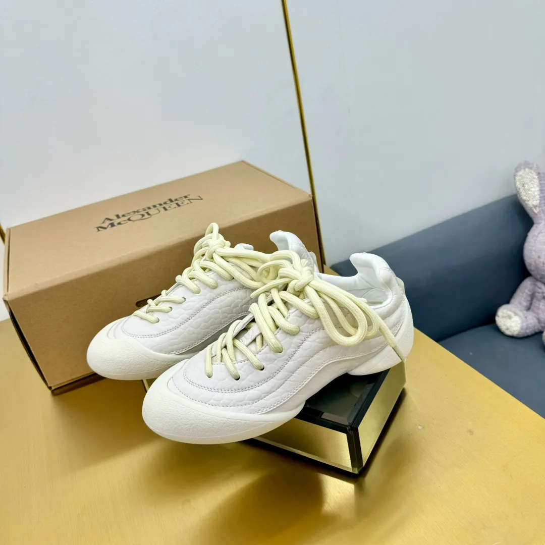 👟👟Ex-factory price 600👟👟 Men's size +10 The latest popular couple model ALEXANDER MCQUEEN/Alexander McQueen 24ss The latest autumn and winter Flexion series retro casual sneakers Original purchase development and production This Flexion Off white tone grain leather low-top sneakers use different sizes of laces and are matched with lightweight segmented soles inspired by anatomy. The reverse skull pattern is embossed on the heel. Fabric: Original customized imported first-layer cowhide. Lining: Customized imported breathable mesh lining. Sole: Original open-molded non-slip TPU material. Size: #Female model 35-40 #Men's model 39-45 (custom-made 45 non-returnable)